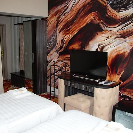 Deluxe Plaza Hotell Almaty Eksteriør bilde