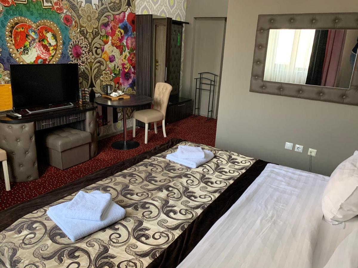 Deluxe Plaza Hotell Almaty Eksteriør bilde