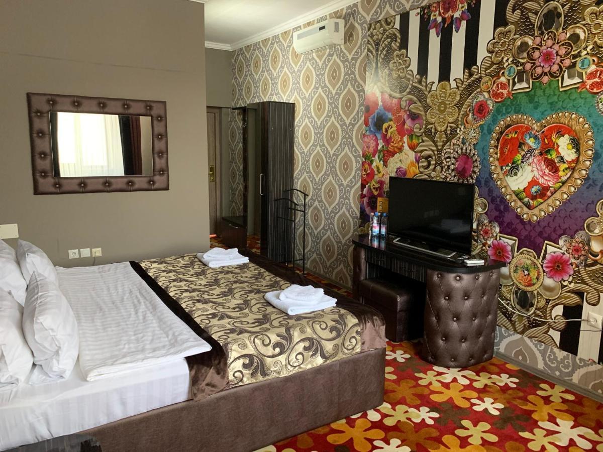 Deluxe Plaza Hotell Almaty Eksteriør bilde