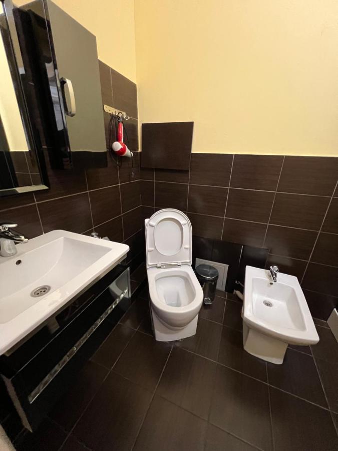Deluxe Plaza Hotell Almaty Eksteriør bilde