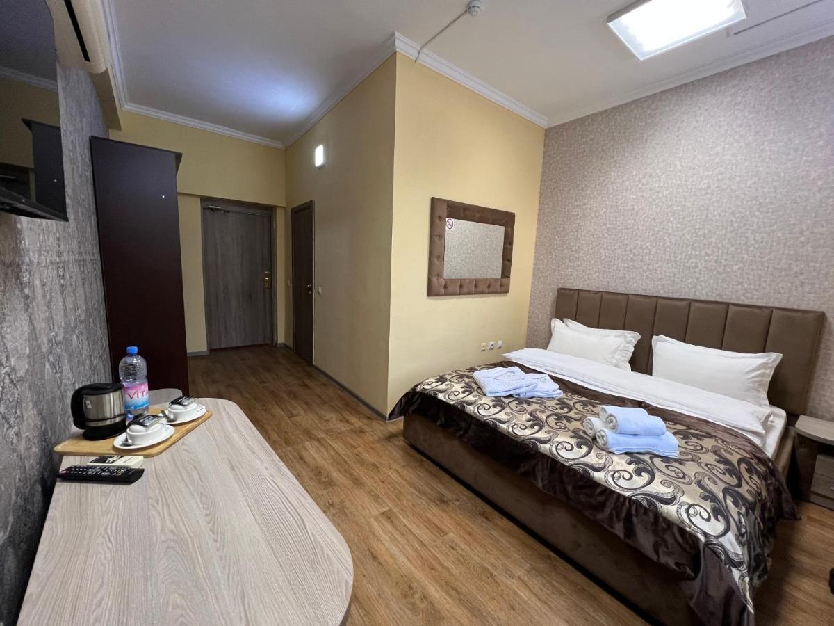 Deluxe Plaza Hotell Almaty Eksteriør bilde