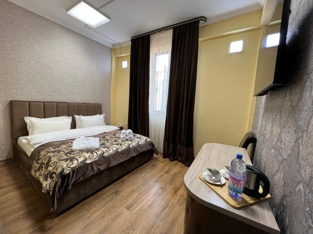 Deluxe Plaza Hotell Almaty Eksteriør bilde