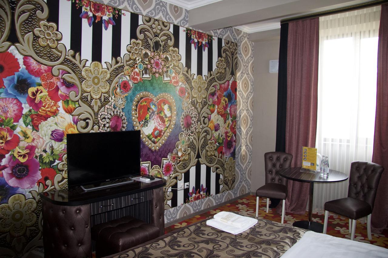 Deluxe Plaza Hotell Almaty Eksteriør bilde